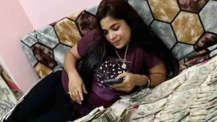 টাকার বিছানায় শুয়ে ভাইরাল পল্লবী, এতো অর্থের রহস্য কী
